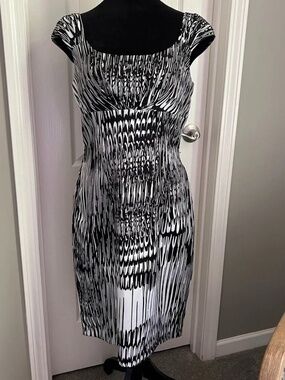NEW WITH TAG! Roulette Size 8 Black and White Abstract Midi Dress lot6471